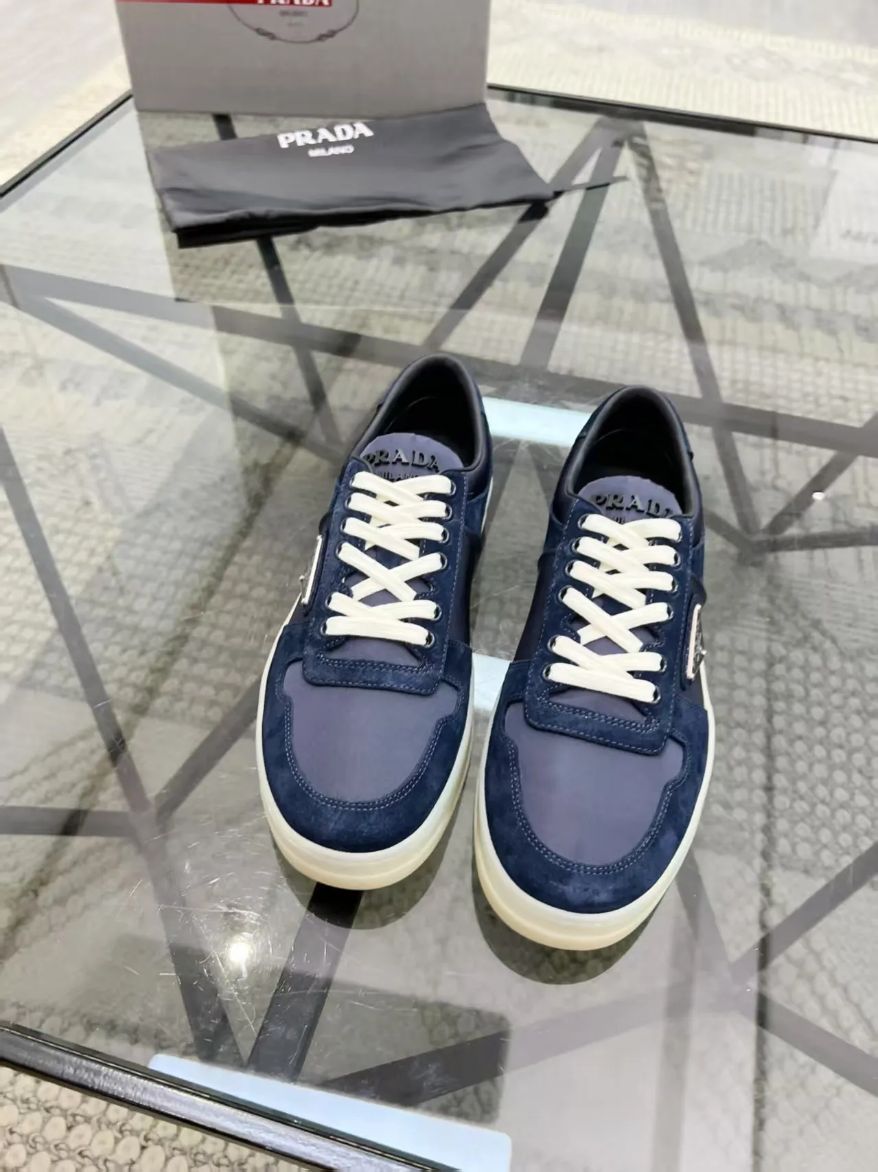 P380 Yuan 38-45 Prada Prada’s new men’s leather sports shoes, the highest version on the market, any comparison is welcome🆚! The original leather has excellent texture and is super high-end! Fetal sheep net lining imported from Italy, removable pad! Luxurious materials and fine workmanship, highly recommended!